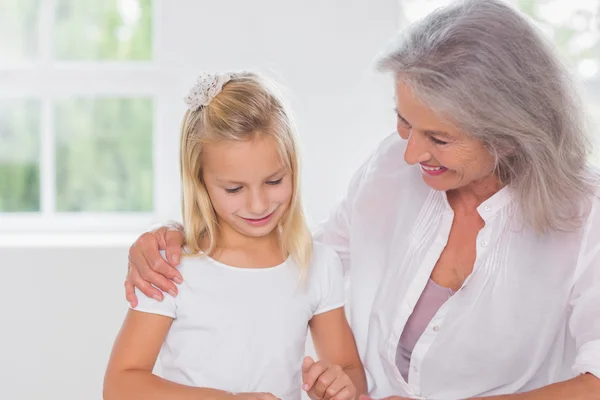 Grandmother talking with her granddaughter — Stock Photo, Image