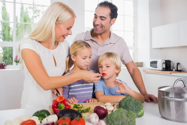 Familjen provsmakning grönsaker — Stockfoto