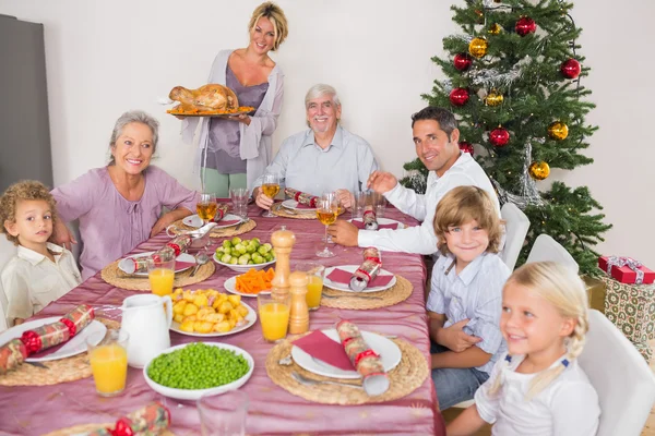 Mãe trazendo peru para a mesa de jantar — Fotografia de Stock