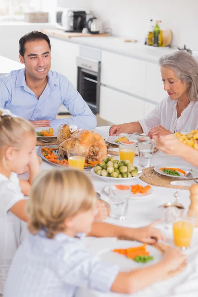 Οικογένεια τρώει δείπνο Ευχαριστιών — Φωτογραφία Αρχείου