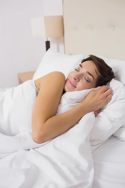 Mujer durmiendo cómodamente en la cama — Foto de Stock