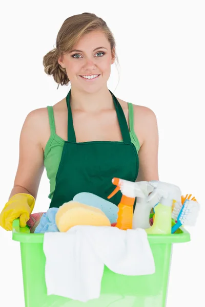 Retrato de jovem empregada transportando suprimentos de limpeza — Fotografia de Stock