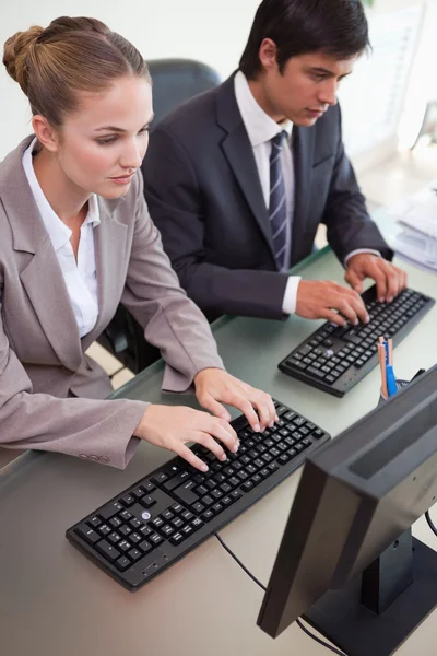 Współpracownikami przy użyciu komputerów w biurze — Zdjęcie stockowe