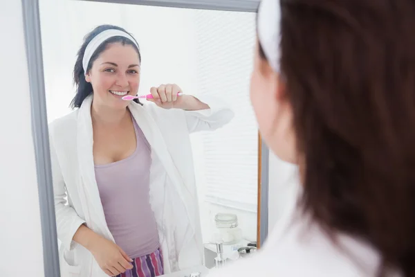 Mujer joven cepillándose los dientes —  Fotos de Stock