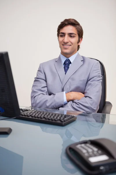 Homem de negócios sentado na frente do computador desktop — Fotografia de Stock