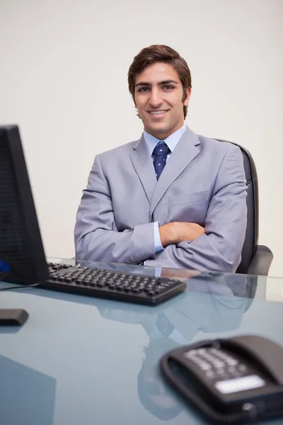 데스크톱 컴퓨터 앞에 앉아 하는 비즈니스 남자의 초상화 — 스톡 사진