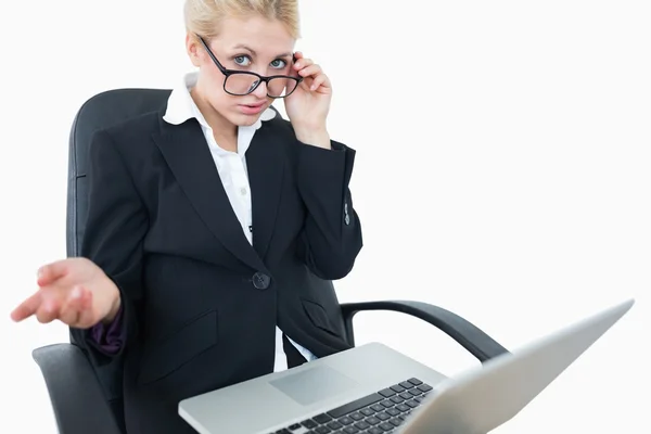 Retrato de jovem empresária com laptop — Fotografia de Stock