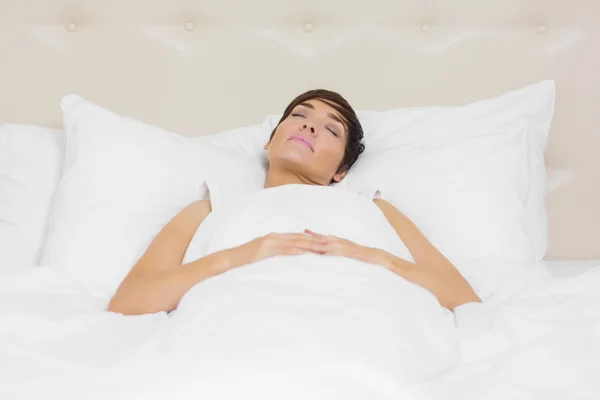 Schöne Frau schläft im Bett — Stockfoto