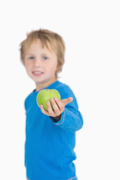 Portret chłopca gospodarstwa, zielone jabłko — Zdjęcie stockowe