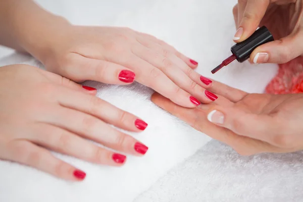 Mulher aplicando verniz unha para unhas de dedo — Fotografia de Stock