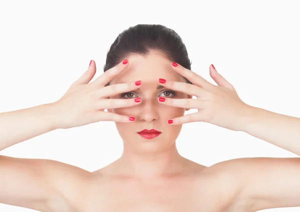 Vrouw met rode lippen en rode geschilderde vinger nagels over gezicht — Stockfoto