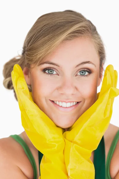 Primo piano di giovane cameriera sorridente con guanti gialli — Foto Stock