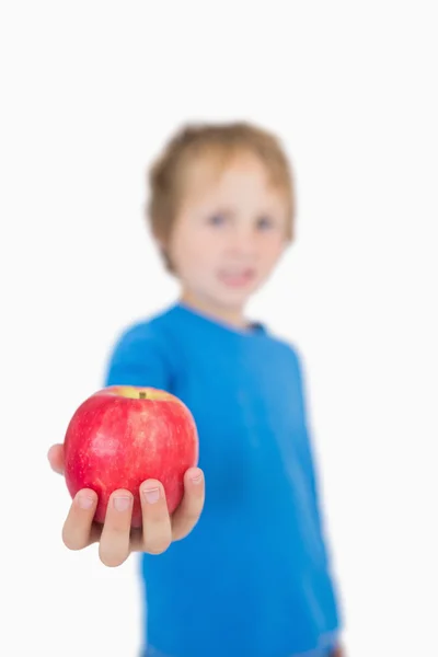 Młody chłopak trzymając się jabłko — Zdjęcie stockowe