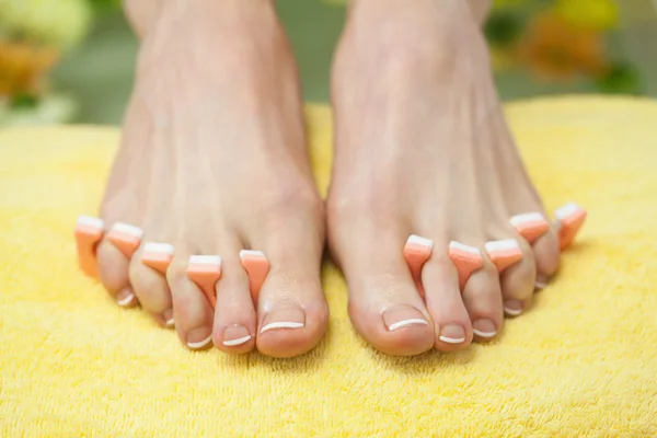 Närbild av franska pedicured fötter — Stockfoto
