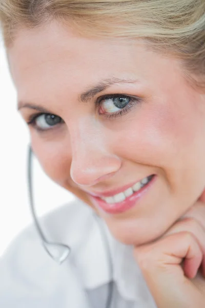 Närbild porträtt av ung kvinnlig chef bära headsetet — Stockfoto