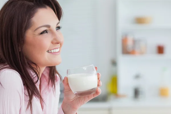 Vue latérale de la femme avec verre de lait — Photo