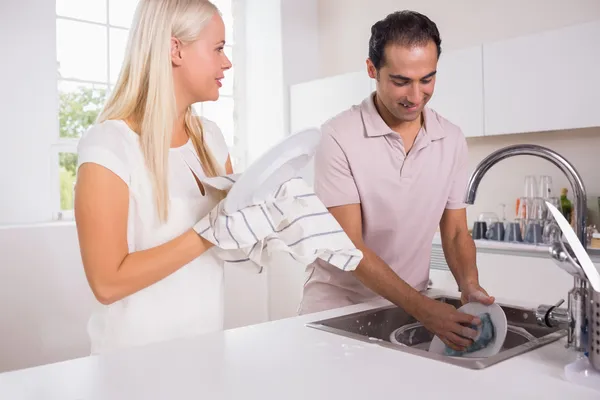 Pareja feliz lavando platos juntos —  Fotos de Stock