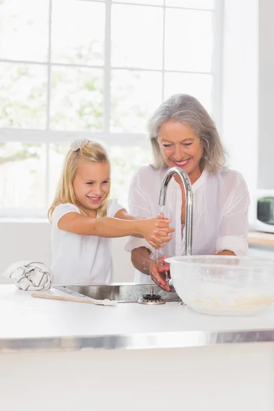 Glückliche Großmutter und Enkelin beim Händewaschen — Stockfoto