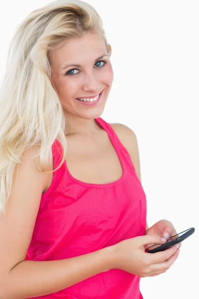 Retrato de mujer joven casual feliz usando teléfono inteligente —  Fotos de Stock