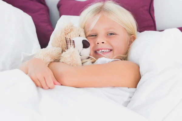 Kleines Mädchen umarmt ihr Kuscheltier — Stockfoto