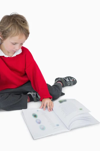 Kleine jongen zitten en lezen van boek — Stockfoto