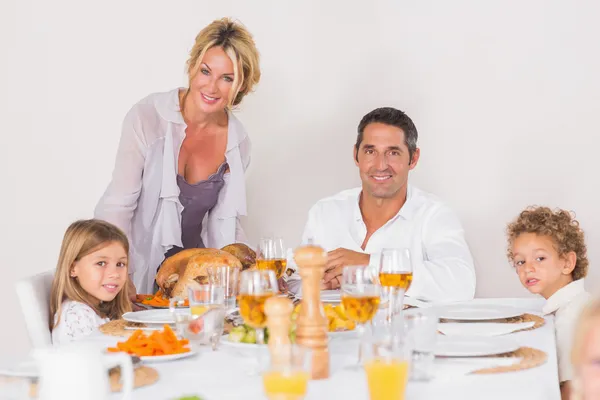 Mother putting a turkey on the table — Stock Photo, Image