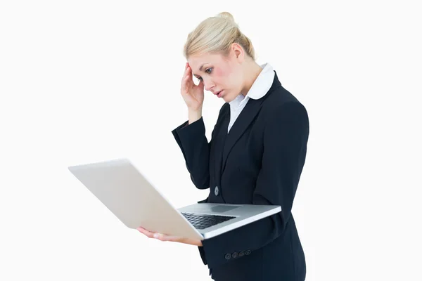 Беспокойная деловая женщина на ноутбуке — стоковое фото