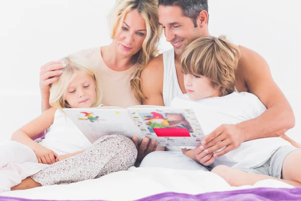 Familie lezen een verhaal samen — Stockfoto