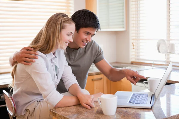 Jovem casal olhando tela do laptop — Fotografia de Stock