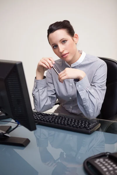 Mulher de negócios sentada na frente do computador desktop — Fotografia de Stock