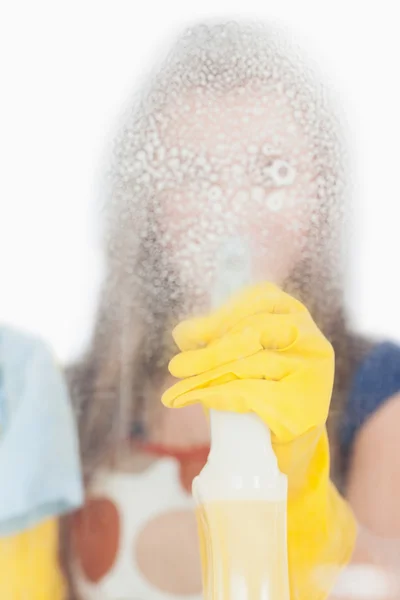 Venster wordt gewassen door meid — Stockfoto