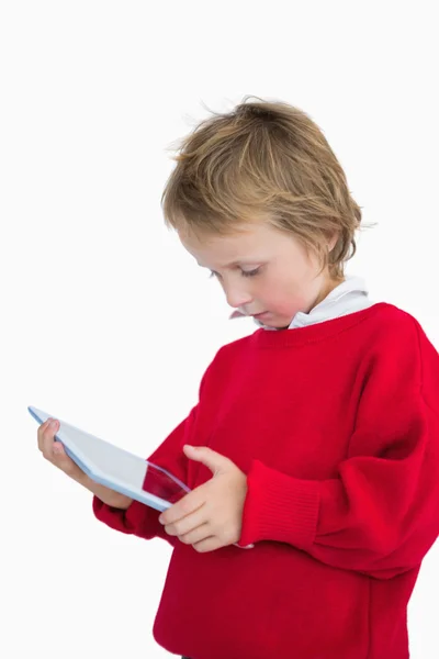 Маленький хлопчик дивиться на цифровий планшет — стокове фото