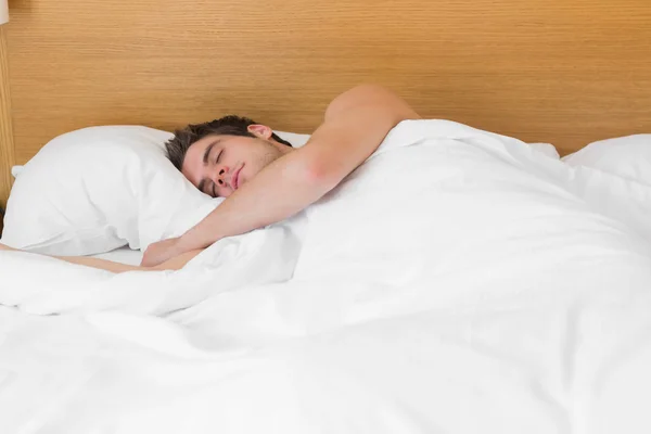 Uomo attraente addormentato a letto — Foto Stock