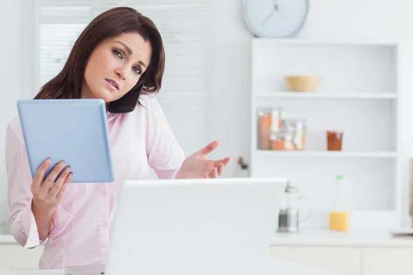 Kvinna på samtal när du använder digital Tablet PC och laptop — Stockfoto