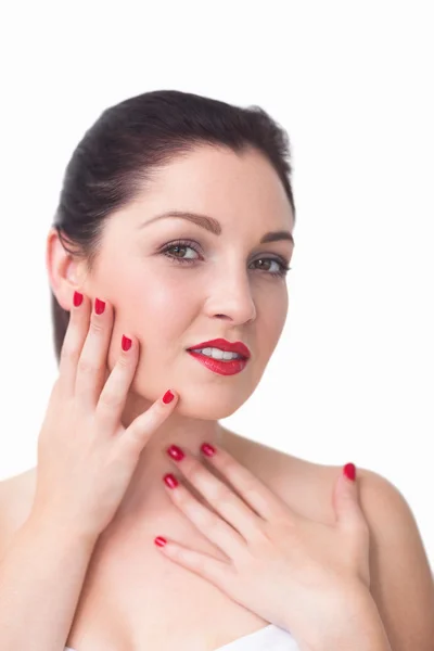 Retrato de mulher com lábios vermelhos e unhas de dedo pintadas de vermelho — Fotografia de Stock