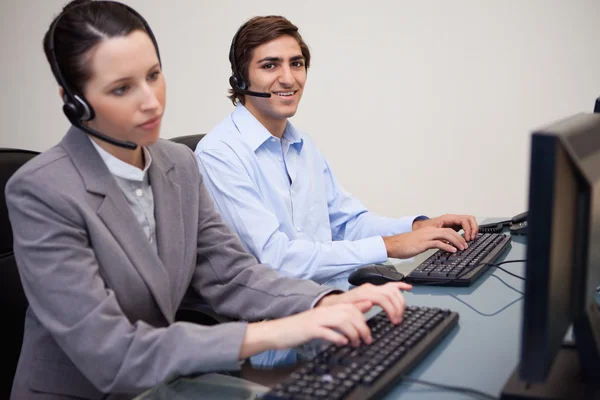 Call center medewerkers op het werk — Stockfoto