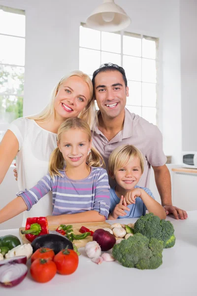 Feliz posando família preparando um jantar — Fotografia de Stock