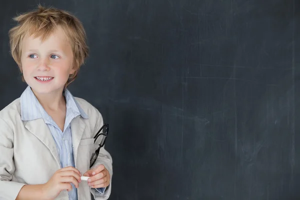 Chlapec, oblečený jako učitel před černé desky — Stock fotografie