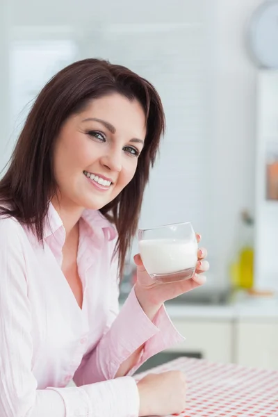 Jonge vrouw met glas melk — Stockfoto