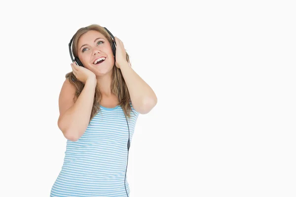 Jovem mulher ouvindo música — Fotografia de Stock