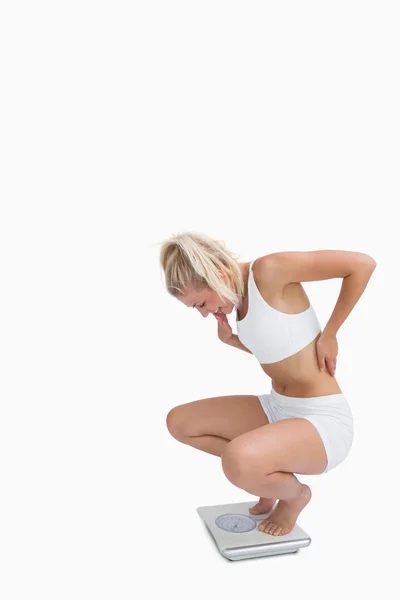 Vista lateral da jovem mulher feliz em escalas — Fotografia de Stock