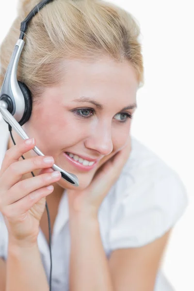 Primer plano de la joven ejecutiva con auriculares — Foto de Stock