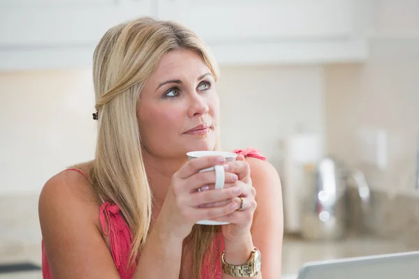 Nahaufnahme einer jungen, nachdenklichen Frau mit Kaffeetasse — Stockfoto