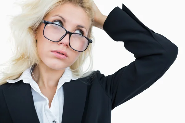 Close-up of frustrated business woman scratching head — Stock Photo, Image