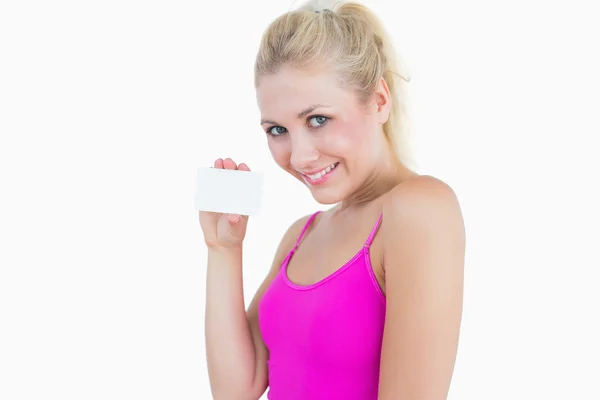 Retrato de mulher bonita segurando cartão em branco — Fotografia de Stock