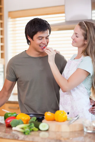 Feliz pareja en la cocina — Foto de Stock