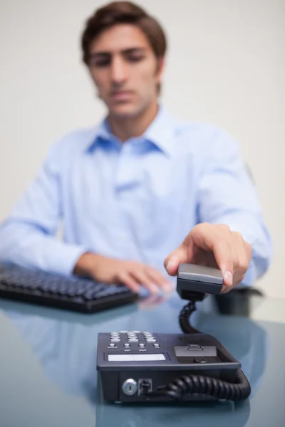 Hombre de negocios usando teléfono en el escritorio de la oficina — Foto de Stock