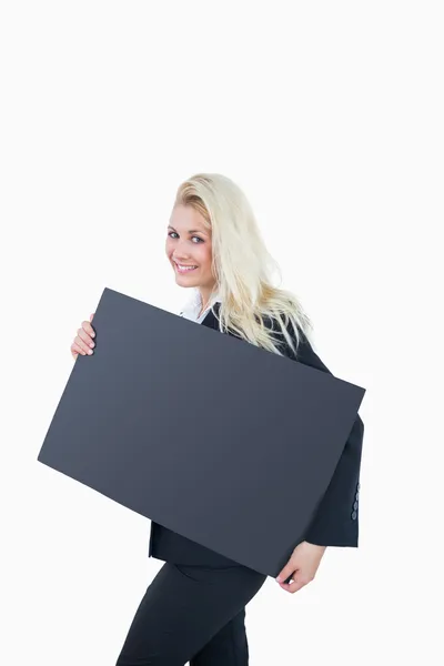 Portrait de femme d'affaires tenant une bannière vide — Photo