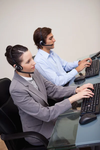 Callcenter-Mitarbeiter bei der Arbeit — Stockfoto