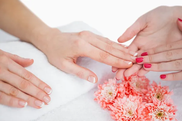 Primo piano di donna ottenere manicure fatto — Foto Stock